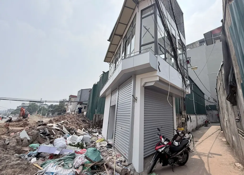 Hình minh họa: Gian nan xóa nhà siêu mỏng sau mở đường