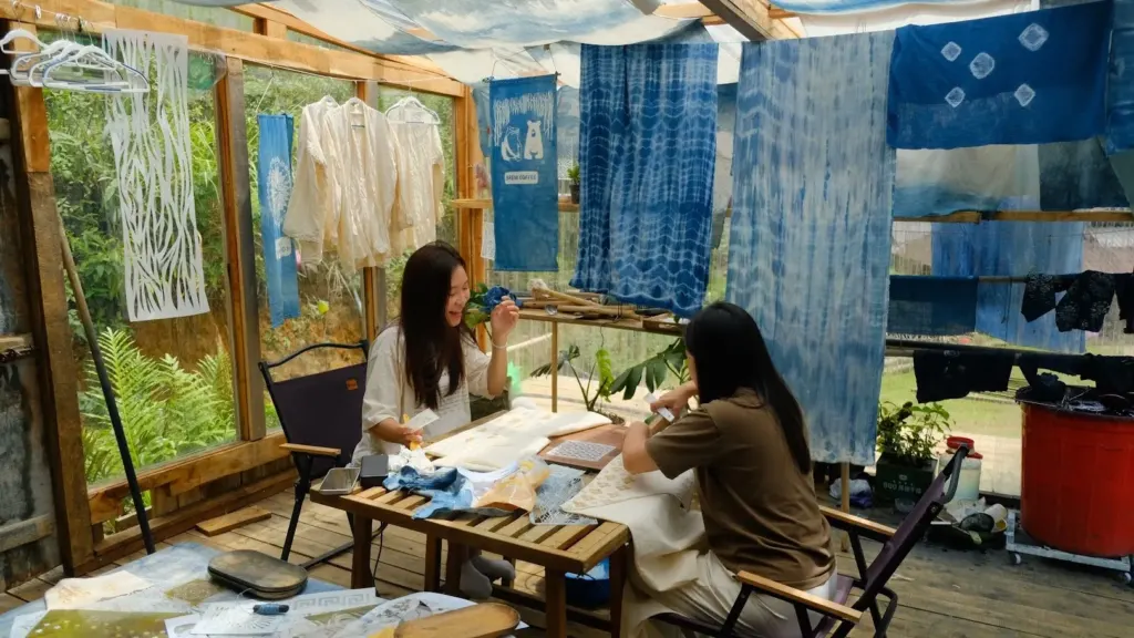 Hình minh họa: Lên Tà Xùa trải nghiệm nhuộm chàm như người Mông