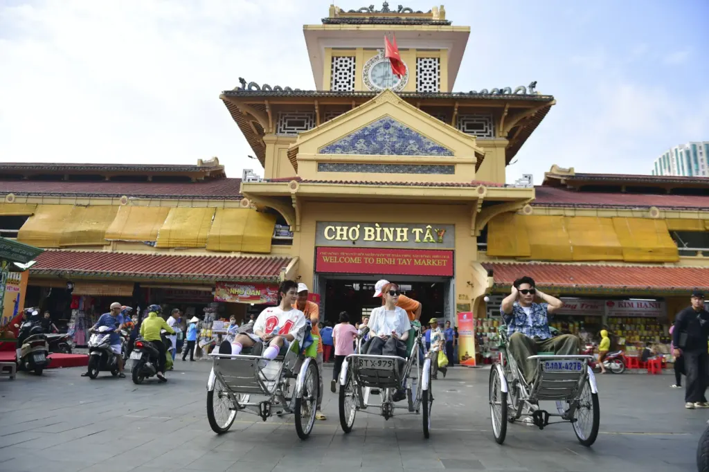 Hình minh họa: Lê Dương Bảo Lâm mặc cổ phục nhảy sạp cùng đồng nghiệp