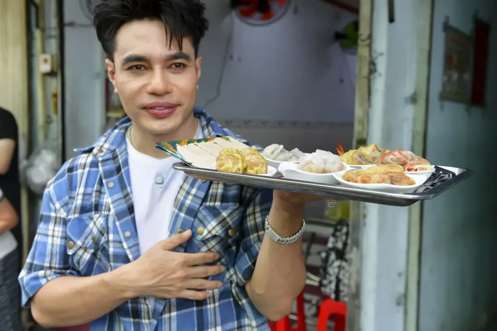 Hình minh họa: Lê Dương Bảo Lâm, Cheng, Puka học làm dim sum