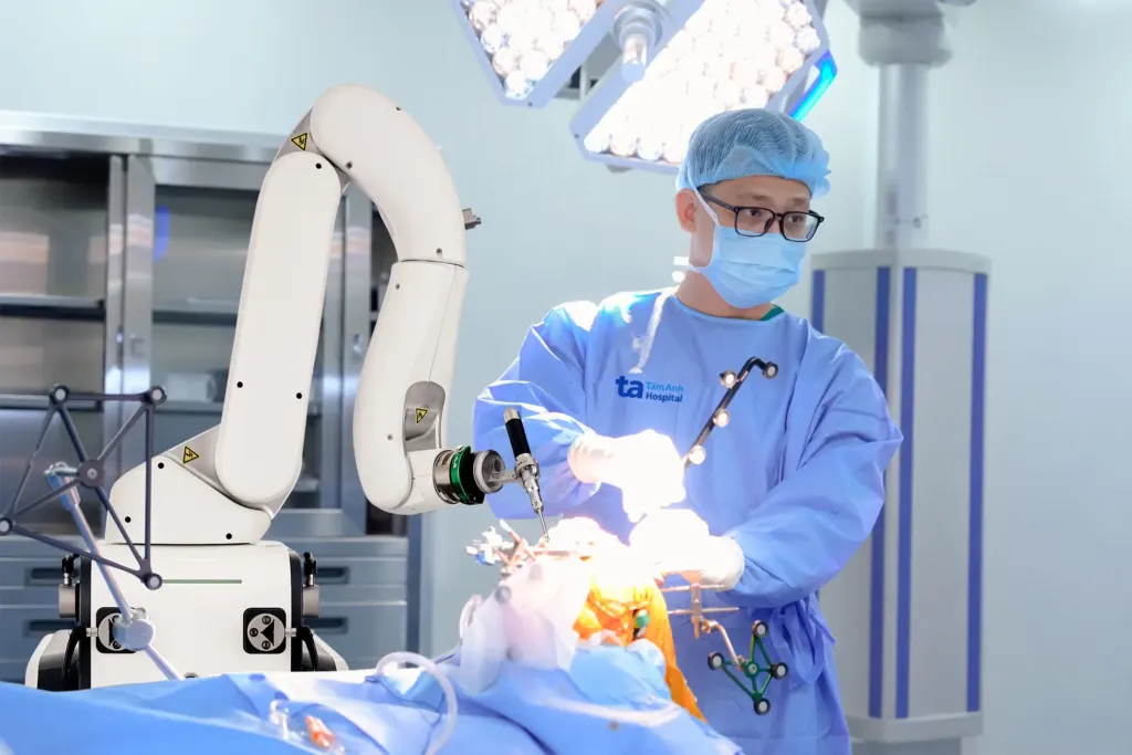 Hình minh họa: Hai khớp gối biến dạng sau 8 năm trì hoãn mổ