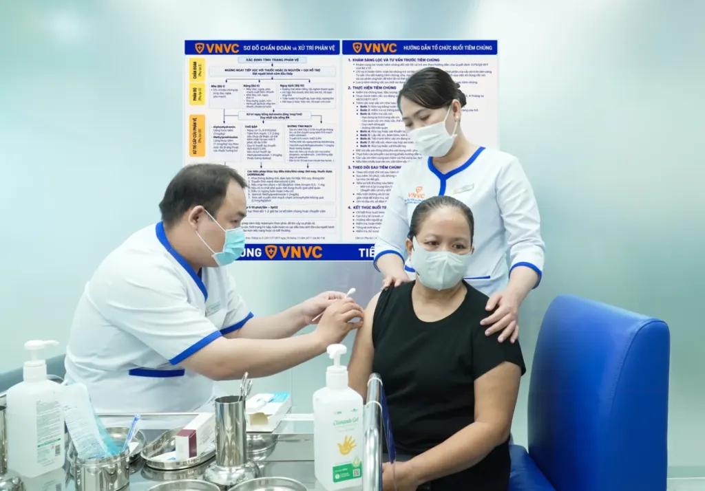 Hình minh họa: Ai cần tiêm vaccine ngừa não mô cầu?