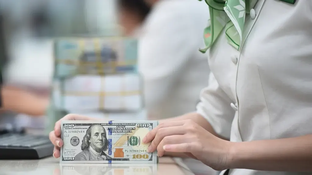Hình minh họa: Giá USD ngân hàng xuống thấp nhất một năm rưỡi
