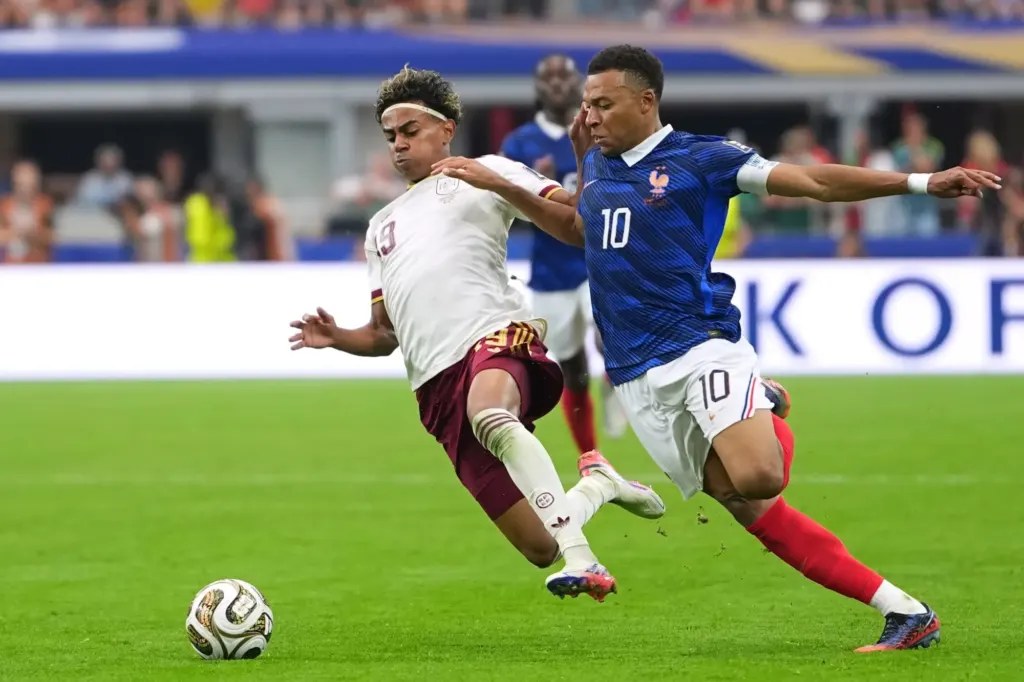 Hình minh họa: Cựu tổng biên tập France Football: ‘Ronaldo vận động hành lang nhiều hơn Messi’