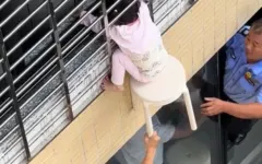 Giải cứu bé gái lơ lửng ngoài cửa sổ tầng 12