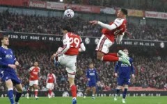 Arsenal áp sát đỉnh bảng Ngoại hạng Anh
