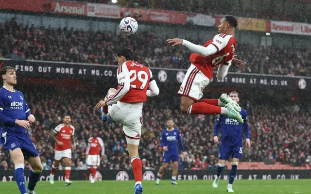 Arsenal áp sát đỉnh bảng Ngoại hạng Anh