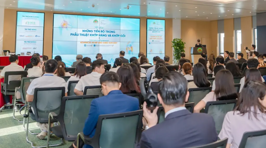 Hình minh họa: Đào tạo phẫu thuật khớp qua ca mổ truyền hình trực tiếp