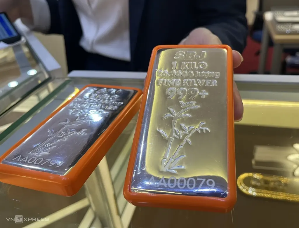 Hình minh họa: Giá bạc giảm 60% từ đỉnh