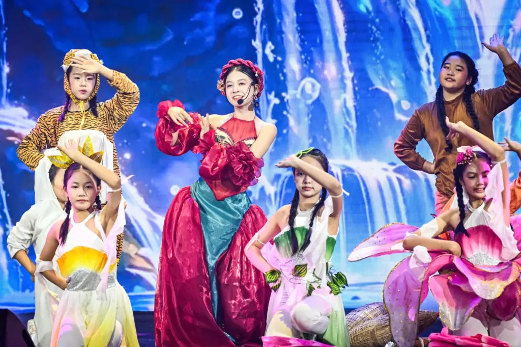 Hình minh họa: Khán giả nhí hào hứng giao lưu nghệ sĩ Xuân Bắc, Tự Long
