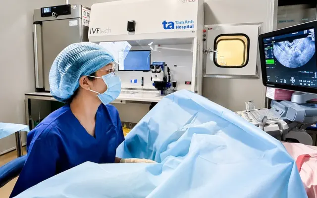 Gom trứng thụ tinh ống nghiệm ở tuổi 35
