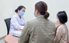Bốn người một nhà mắc bệnh vảy nến