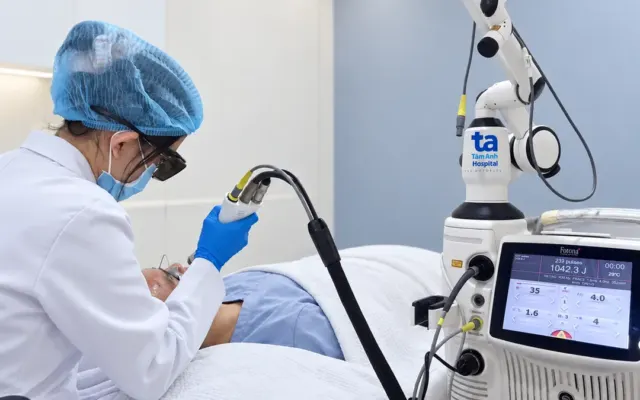 Mụn viêm tái phát khắp mặt chàng trai