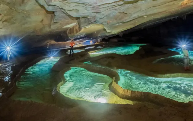 Ruộng bậc thang màu ngọc bích trong hang động Phong Nha – Kẻ Bàng