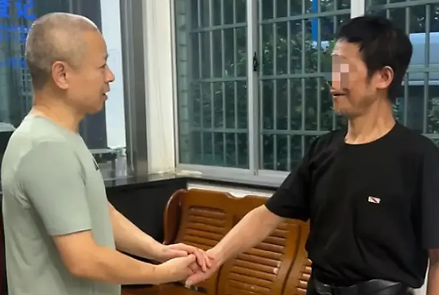 Hình minh họa: 21 năm nhặt rác vì không biết mình có lương hưu