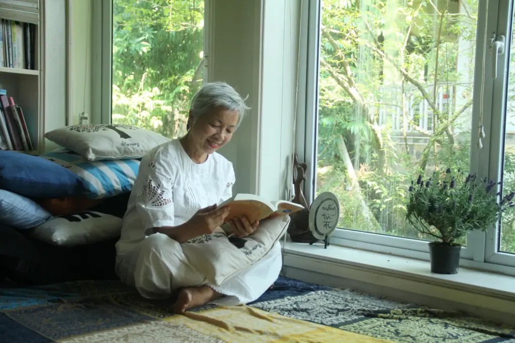 Hình minh họa: Cuộc sống một mình cùng dàn trợ lý AI của nữ giám đốc về hưu