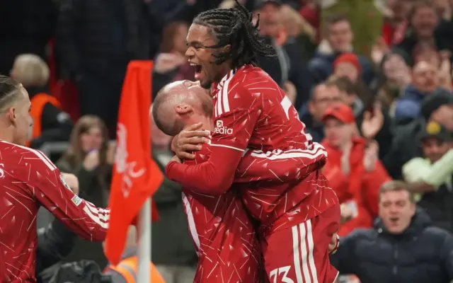 Liverpool thắng ngược dù bị dẫn hai bàn ở Champions League