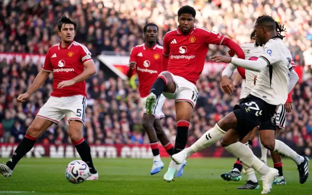Man Utd thảm bại trong ngày Fernandes dự bị