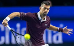 Djokovic thắng ngược trong ngày trở lại Basel sau 15 năm