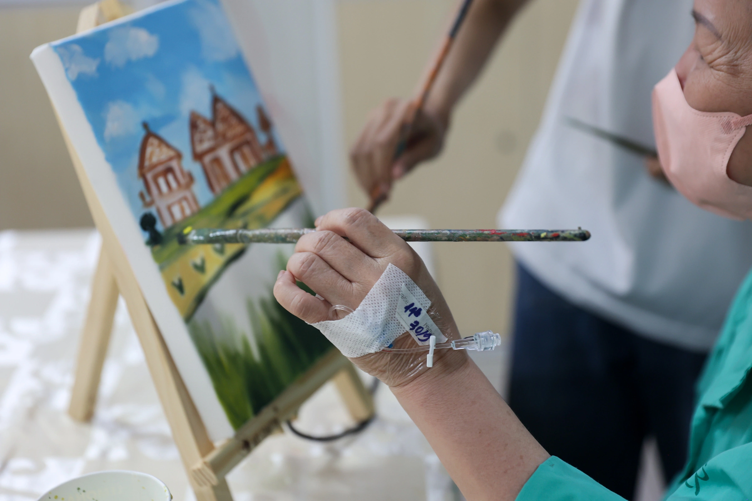 Hình minh họa: Ước mong bình dị gửi vào tranh của những người mẹ ung thư