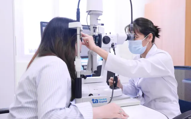 Trang điểm có hại mắt?