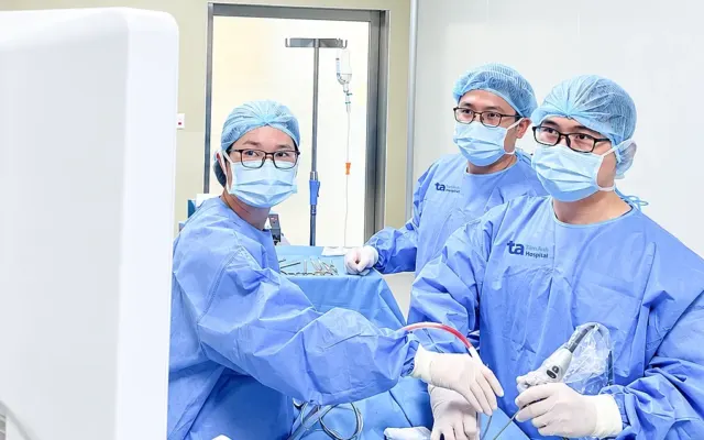 Từ Mỹ về Việt Nam phẫu thuật viêm mũi họng