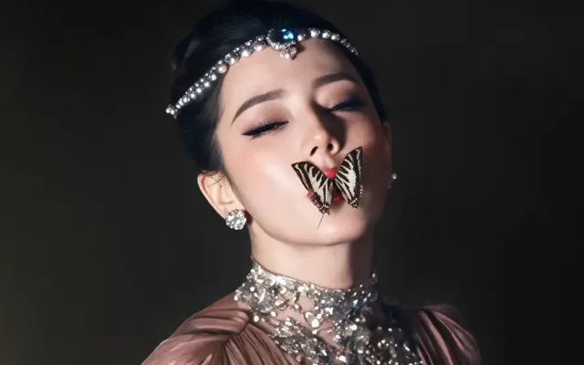Địch Lệ Nhiệt Ba hút tỷ view khi ngậm cánh bướm catwalk