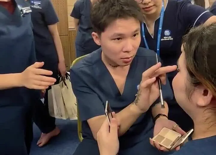 Hình minh họa: Bác sĩ nam ‘toát mồ hôi’ thi trang điểm cho đồng nghiệp nữ