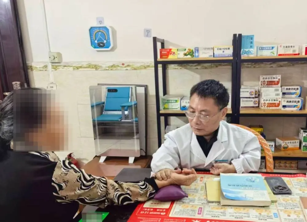 Hình minh họa: Bác sĩ làng cao 90 cm được vợ cõng đi chữa bệnh
