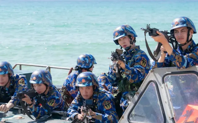Dàn ‘Sao nhập ngũ’ diễn tập đổ bộ đường biển bằng tàu chiến