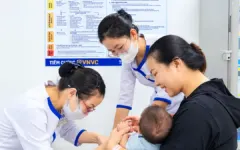 Tiêm cùng lúc vaccine tay chân miệng và não mô cầu được không?