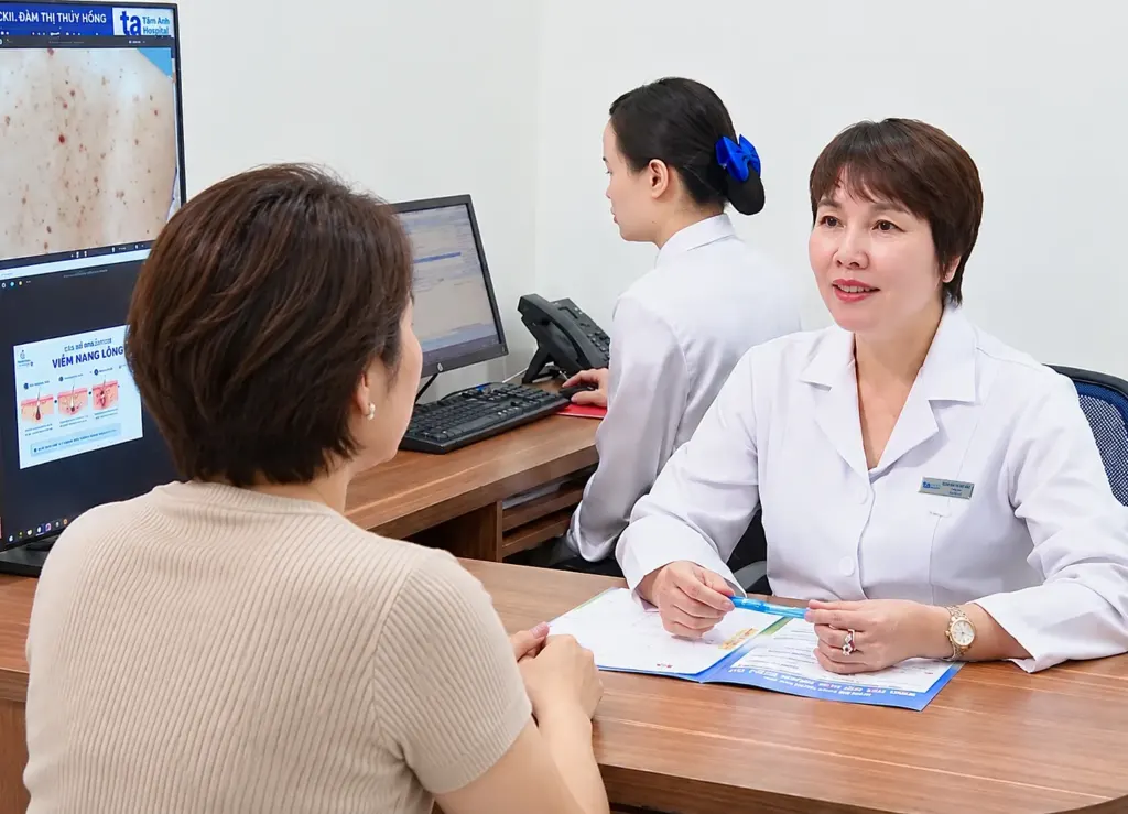 Hình minh họa: Hàng trăm mụn thịt quanh mắt người phụ nữ