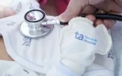 Có nên dùng miếng dán hạ sốt cho trẻ sơ sinh?