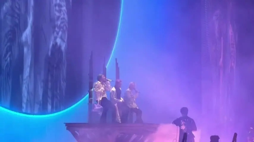 Hình minh họa: G-Dragon đập đàn trên sân khấu concert BigBang