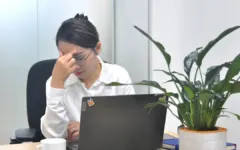 Vì sao phụ nữ dễ bốc hỏa sau tuổi 40?