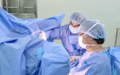 Người phụ nữ bị lồng trực tràng