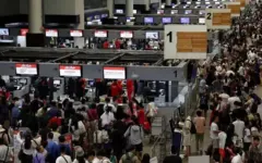 Sân bay Thái Lan thay máy dò kim loại cầm tay bằng khám xét người