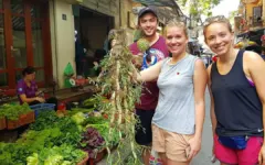 Khách Tây trải nghiệm đi chợ Hà Nội từ 4h sáng