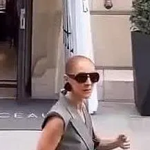 Hình minh họa: Celine Dion diện mốt quần phóng đại