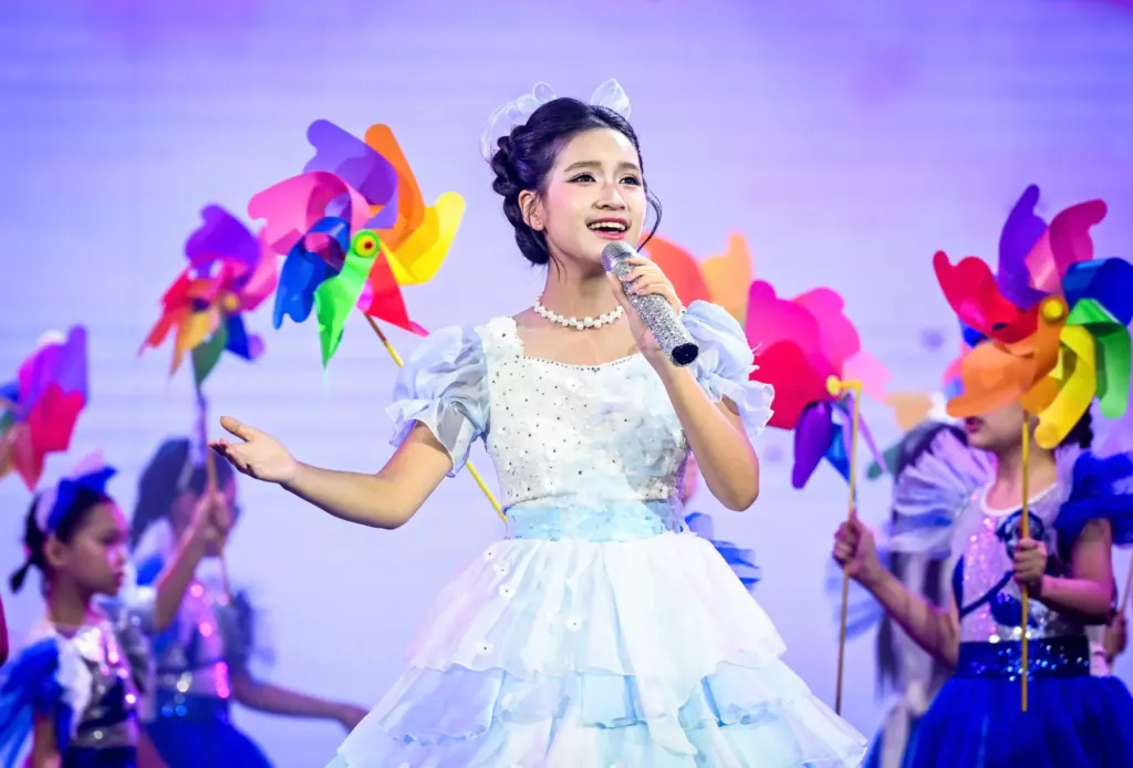 Hình minh họa: Khán giả nhí hào hứng giao lưu nghệ sĩ Xuân Bắc, Tự Long