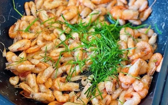 Vì sao nên cắt bỏ đầu tôm trước khi bảo quản? – Báo VnExpress Cooking