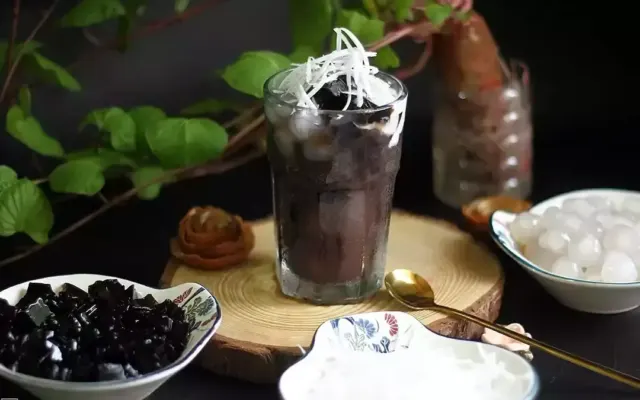 Mọc mụn có nên ngưng uống sữa ăn đồ ngọt?