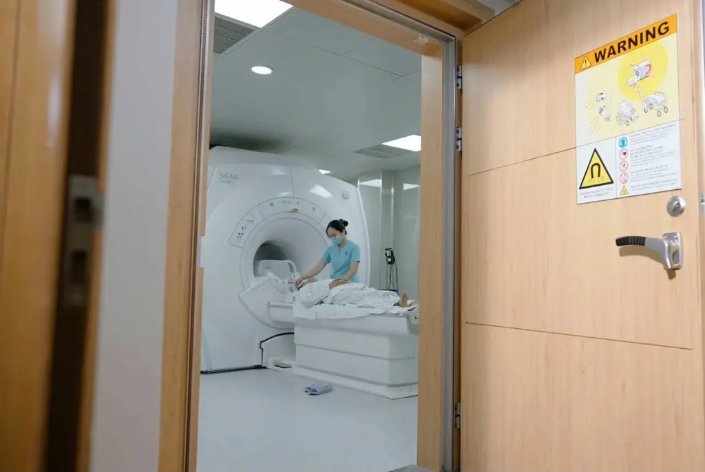 Hình minh họa: Khi nào thực sự cần nội soi, chụp CT và MRI?