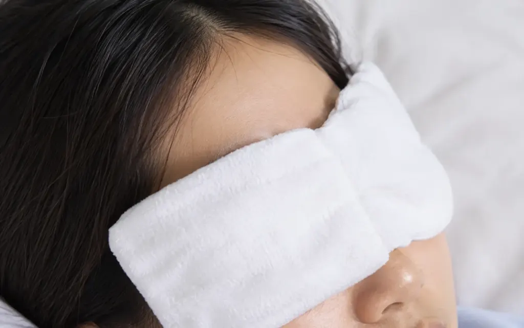 Hình minh họa: Làm gì khi mắt cay rát, khó chịu?