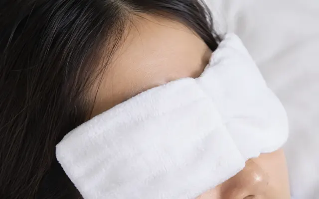Làm gì khi mắt cay rát, khó chịu?