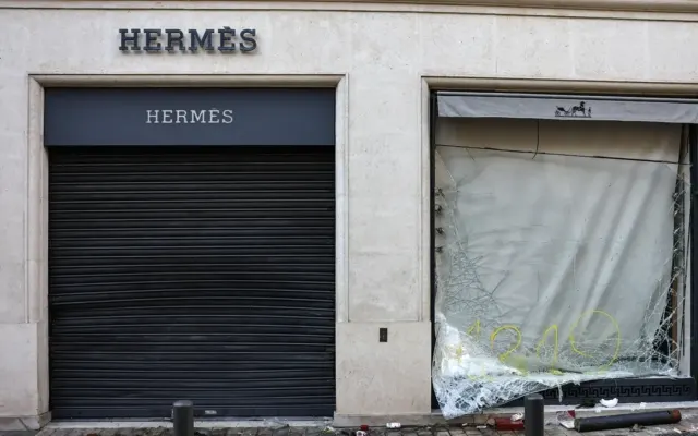 Loạt cửa hàng Hermès, Dior bị phá trong bạo loạn ở Pháp