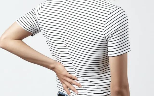 Dấu hiệu đau lưng tưởng do căng cơ song cảnh báo bệnh thận