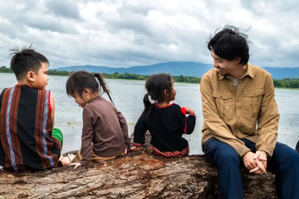 Hình minh họa: MV ‘Những em bé mặt trời’ của Đen Vâu: Tuổi thơ nơi đại ngàn