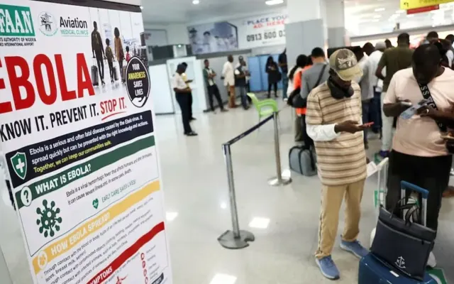 Vợ nhà ngoại giao mắc Ebola khiến Nigeria khẩn cấp cấm bay hàng chục người