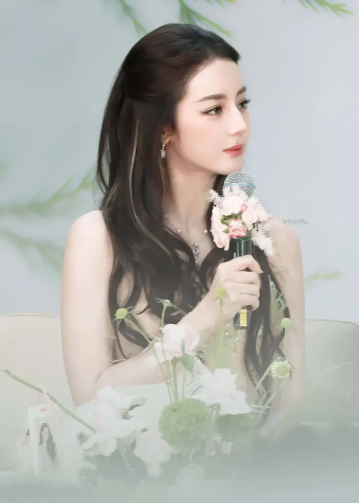 Hình minh họa: Địch Lệ Nhiệt Ba diện đầm lụa Bảo Lộc